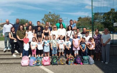 10 prvaša sjelo u školske klupe